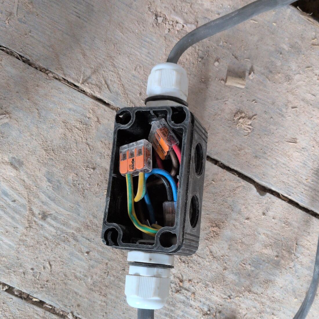 Underfloor junction box with maintenance-free lever connectors and glanded cable